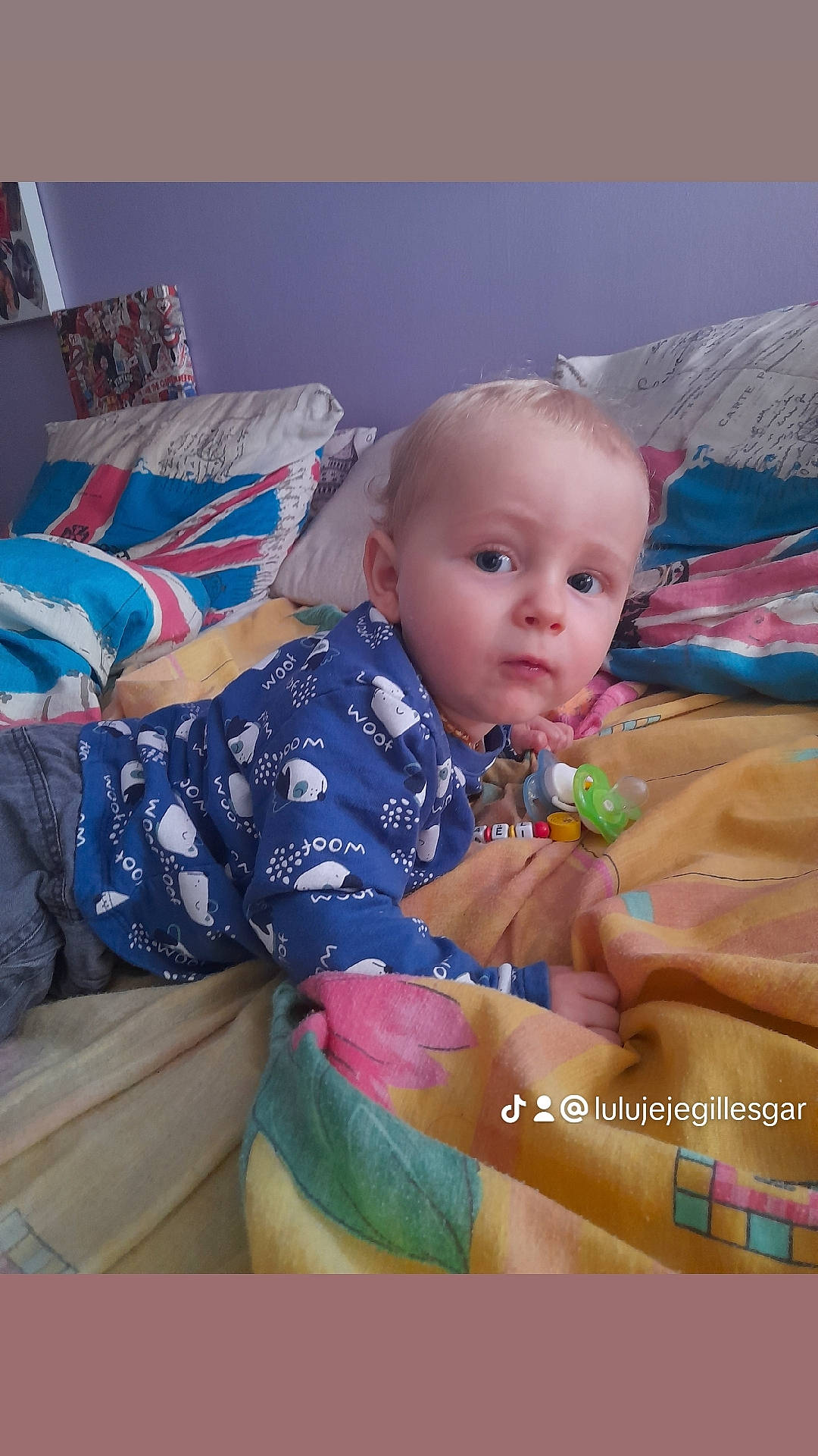 Nana a rejoint le concours — aidez-le/la à gagner de superbes lots ! baby, baby_products, baby_toddler_clothing, child, comfort, finger, fun, happy, iris, lap, leisure, linens, pattern, person, play, room, sitting, toddler