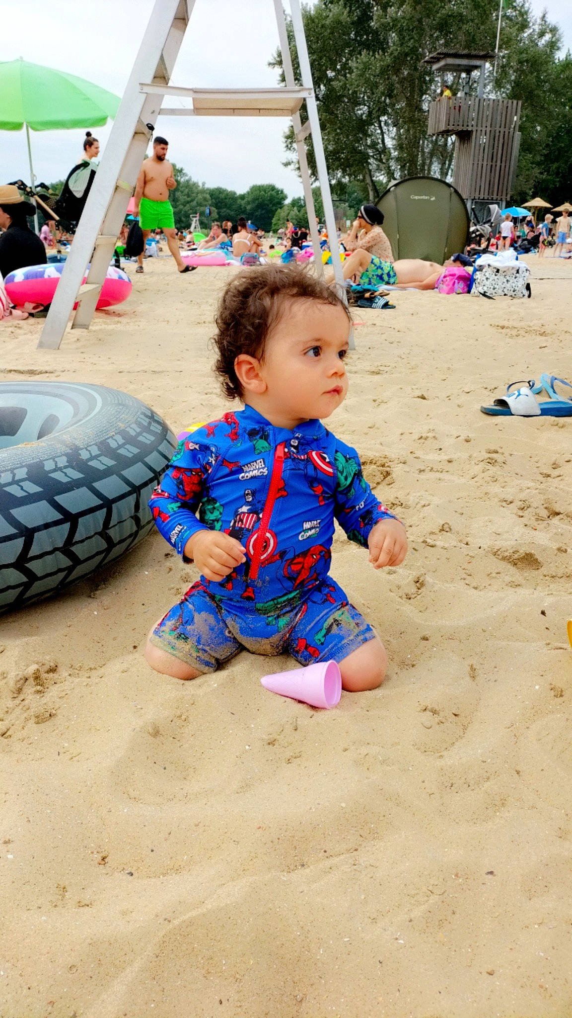 Amir participe au concours pour gagner de l'argent avec cette photo : automotive_tire, beach, clothing, fun, green, happy, head, leisure, person, plant, playground, public_space, recreation, sand, soil, summer, t_shirt, tire, toddler, tree