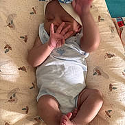 Hanae participe au concours pour gagner de l'argent avec cette photo : baby, infant, newborn, blue_bow, headband, sleeping, hands, feet, cushion, patterned_bedding, onesie, light_blue, skin, cute, indoors, resting, small_hands, small_feet, child, person