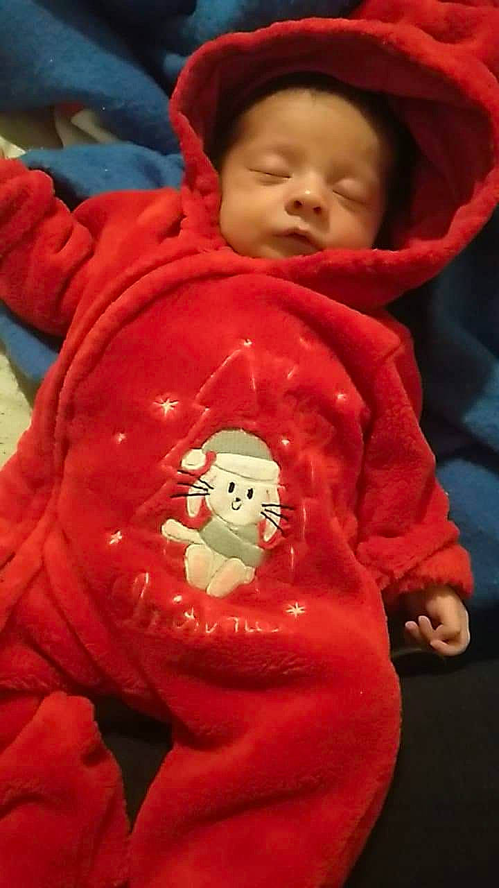 Ambre participe au concours pour gagner de l'argent avec cette photo : boy, cheek, child, face, fun, girl, infant, person, pink, product, red, skin, smile, textile, toddler, toy