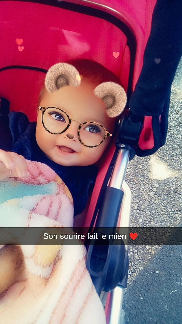 Ambre a rejoint le concours — aidez-le/la à gagner de superbes lots ! cartoon, cool, fictional_character, glasses, person, photography, selfie, smile, toy