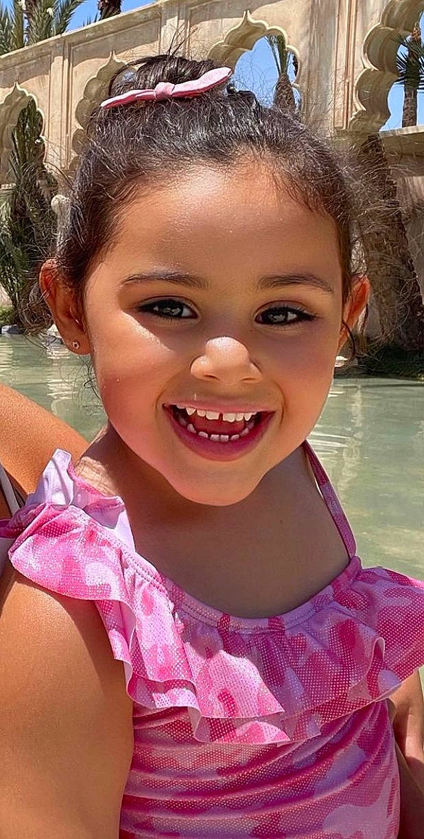 Milya a rejoint le concours — aidez-le/la à gagner de superbes lots ! cheek, chin, event, eyebrow, eyelash, fashion_accessory, fun, hairstyle, happy, iris, joy, leisure, lip, magenta, person, pink, skin, smile, toddler, water