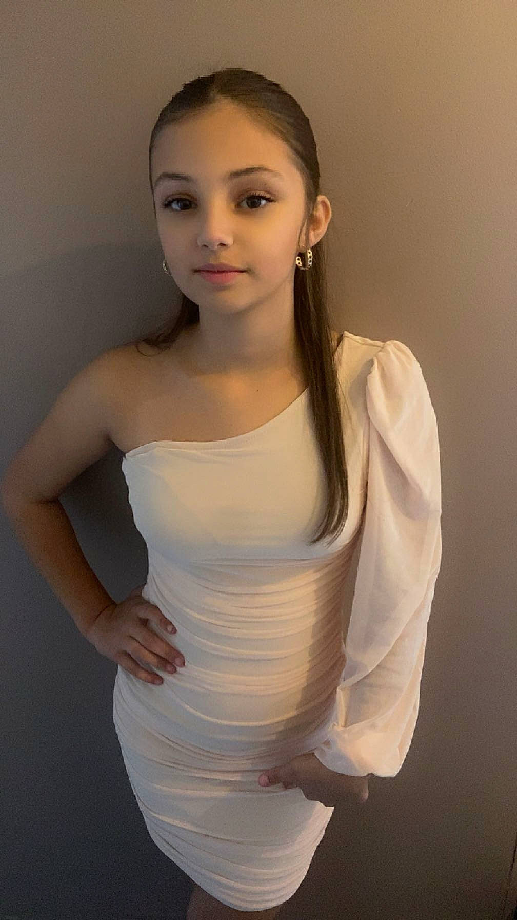 Sayana participe au concours pour gagner de l'argent avec cette photo : black_hair, chest, chin, day_dress, dress, eyebrow, eyelash, face, flash_photography, gesture, hair, head, human_body, lip, neck, one_piece_garment, person, shoulder, sleeve, trunk