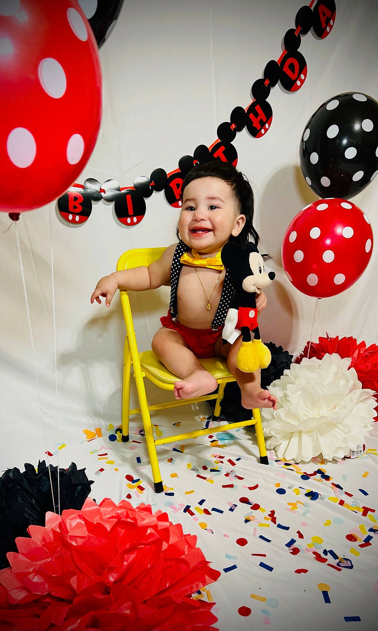 Ismael is registered to the contest to win money with this photo: arm, balloon, black, cake_decorating_supply, entertainment, event, flower, fun, happy, icing, jewellery, joy, lighting, orange, people, person, petal, plant, red, sugar_cake