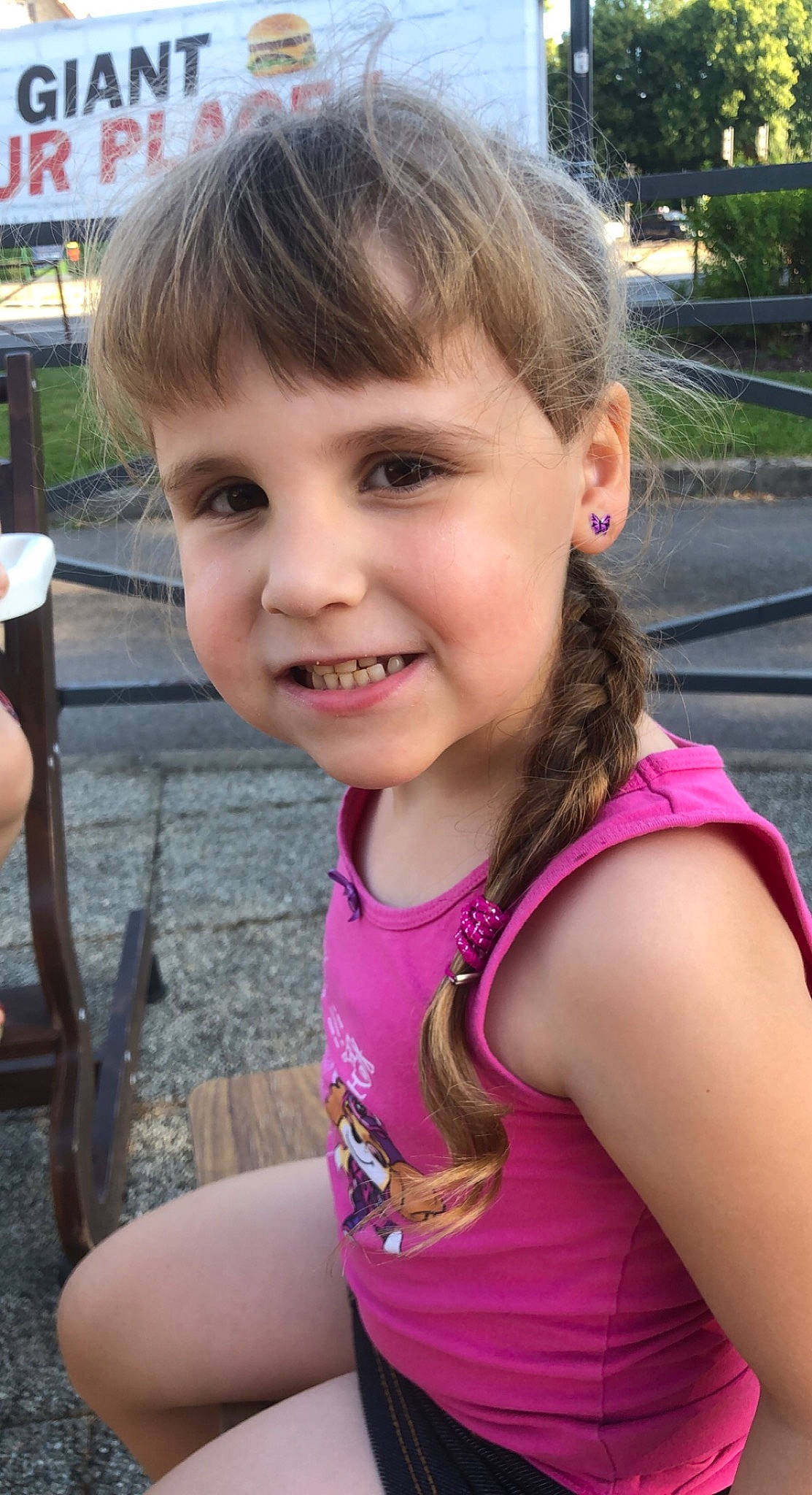 Naëma a rejoint le concours — aidez-le/la à gagner de superbes lots ! active_tank, cheek, chin, eyelash, facial_expression, fun, grass, happy, iris, joy, leisure, lip, nose, person, pink, public_space, recreation, skin, sleeveless_shirt, smile