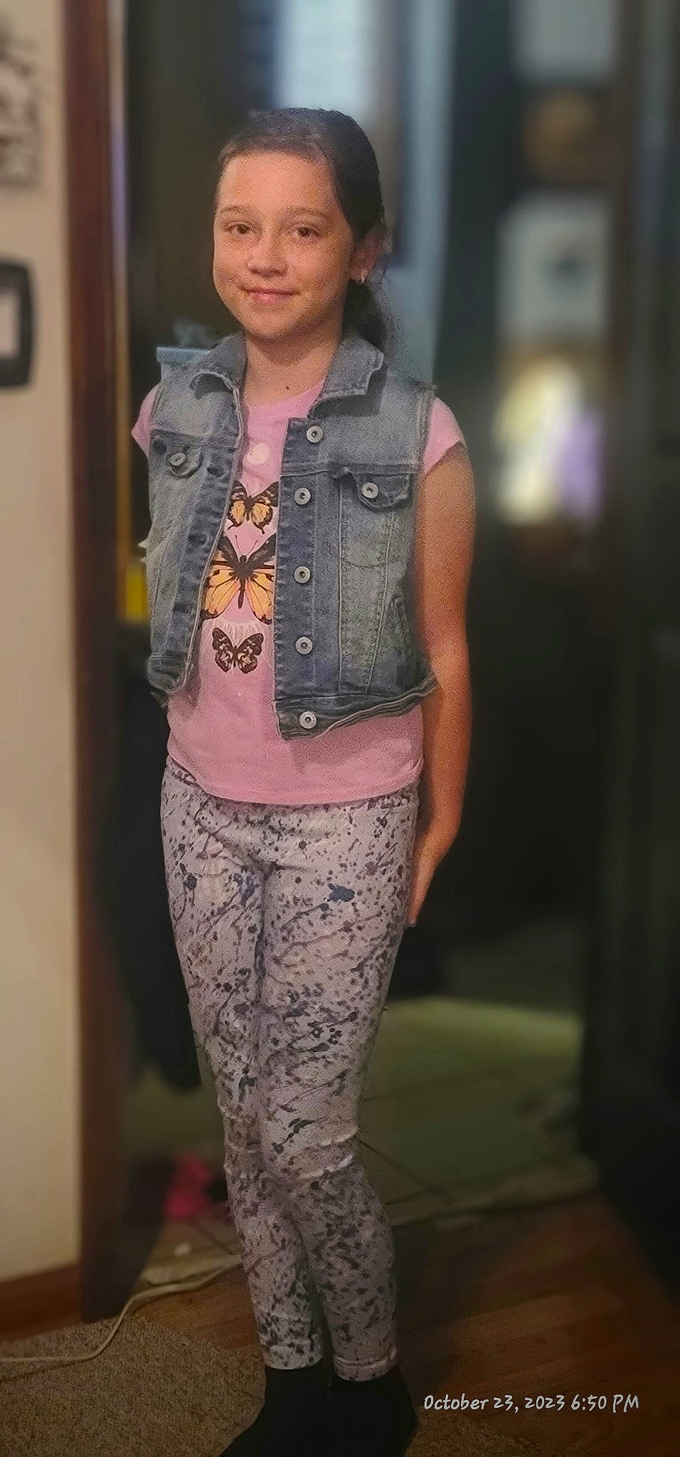 Avrie is registered to the contest to win money with this photo: abdomen, belt, blazer, chest, denim, event, eyewear, fashion_design, formal_wear, hat, human_leg, jewellery, joy, magenta, military_camouflage, necklace, pattern, person, sleeve, thigh