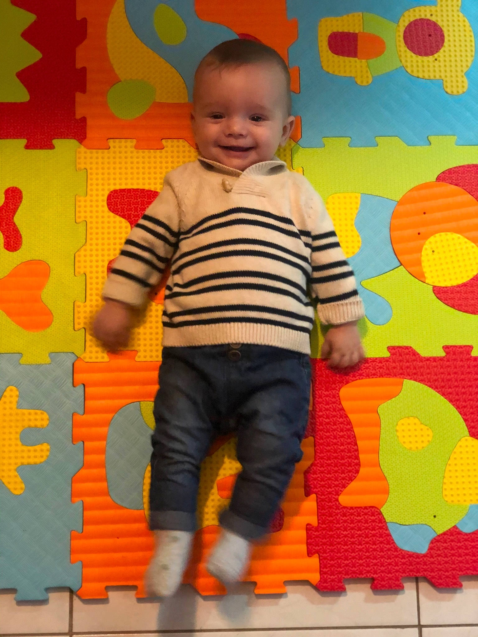 Noa participe au concours pour gagner de l'argent avec cette photo : baby, child, joy, orange, pattern, person, play, smile, textile, toddler, yellow