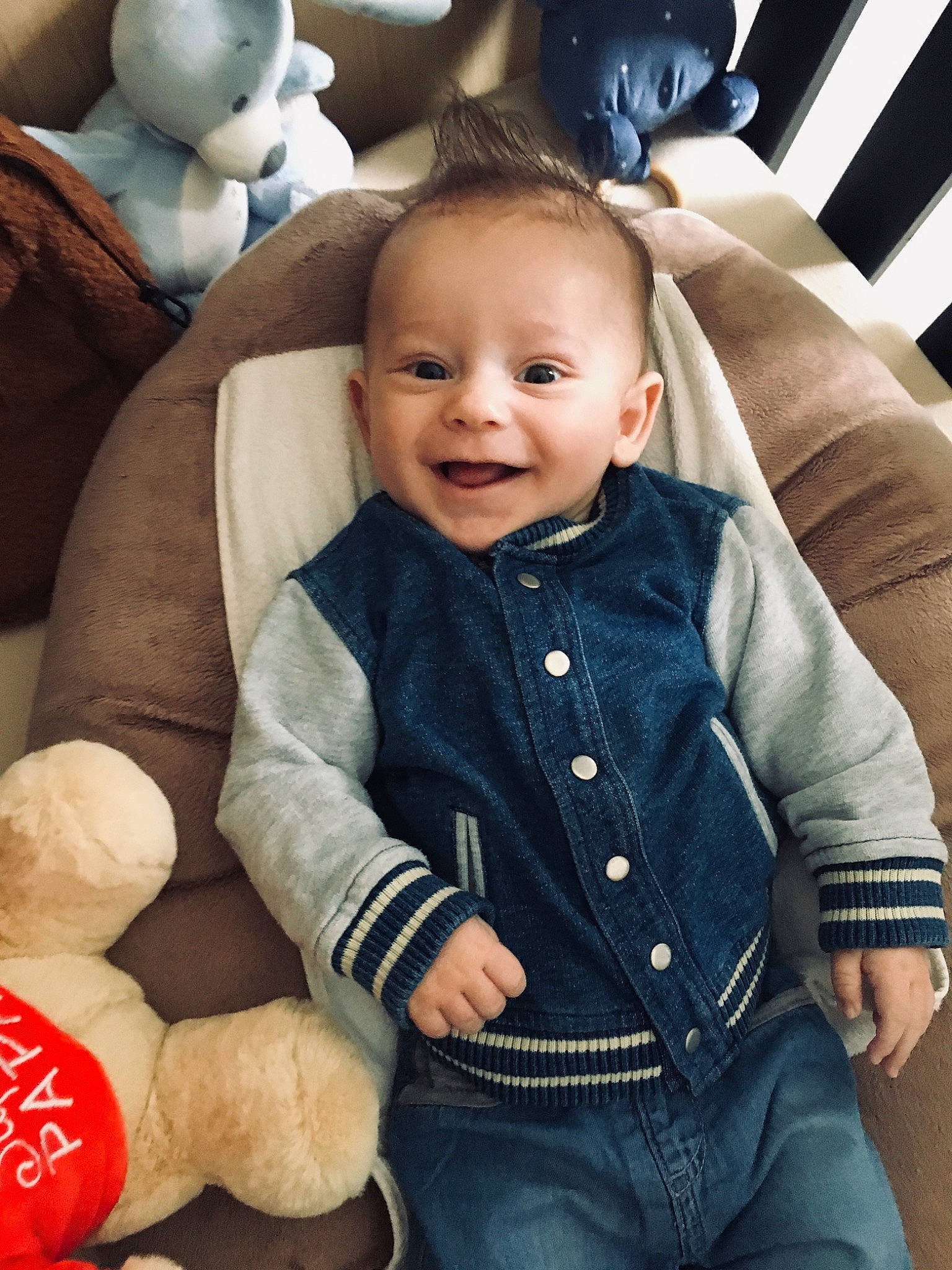 Nino a rejoint le concours — aidez-le/la à gagner de superbes lots ! arm, baby, baby_toddler_clothing, black, cheek, child, comfort, eye, face, facial_expression, happy, joy, organ, person, skin, sleeve, smile, snapshot, textile, toddler