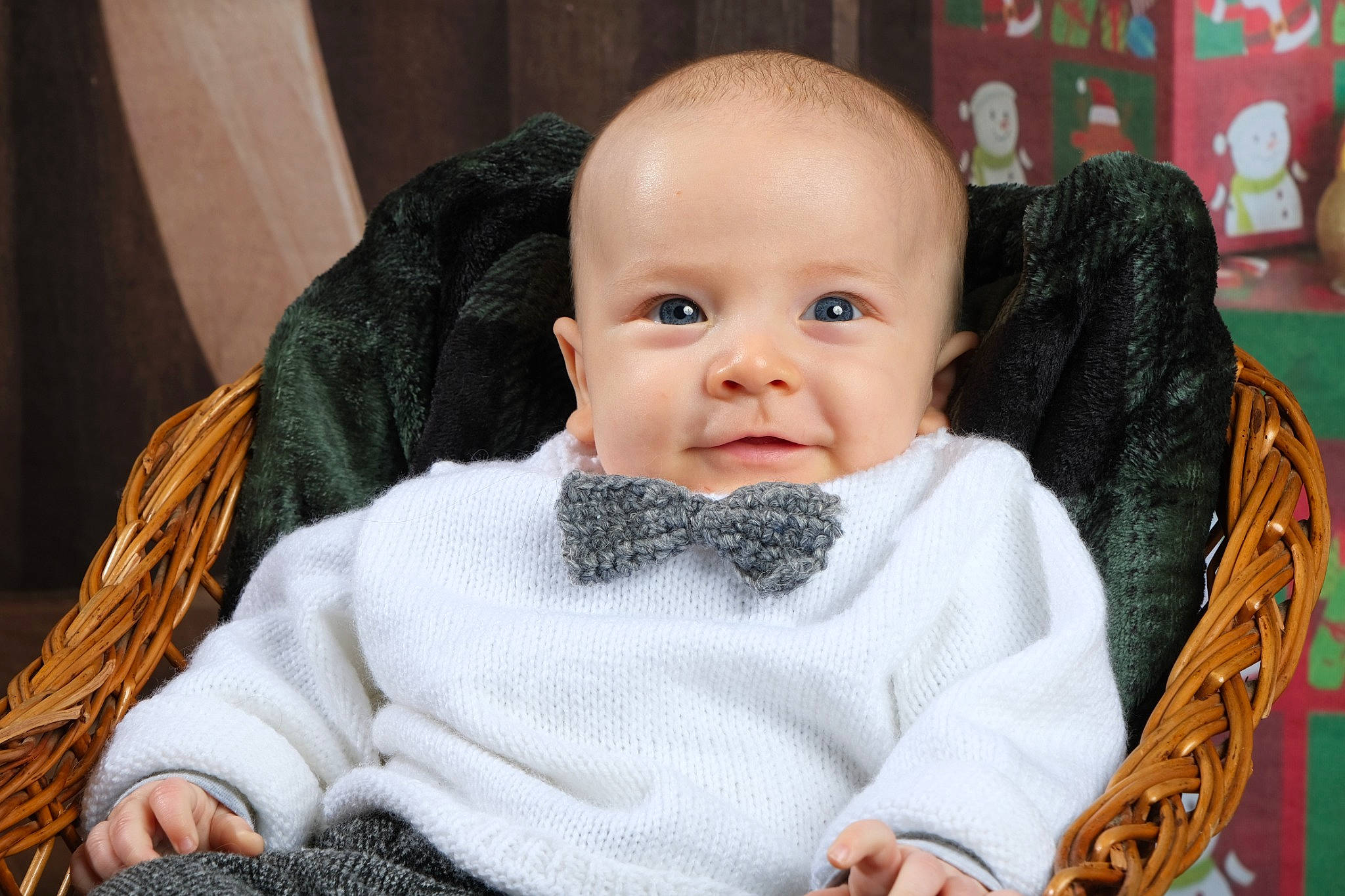 Livio a rejoint le concours — aidez-le/la à gagner de superbes lots ! baby, baby_toddler_clothing, cheek, child, comfort, curtain, eye, facial_expression, happy, head, iris, pattern, person, sitting, skin, sleeve, smile, toddler, wood, wool