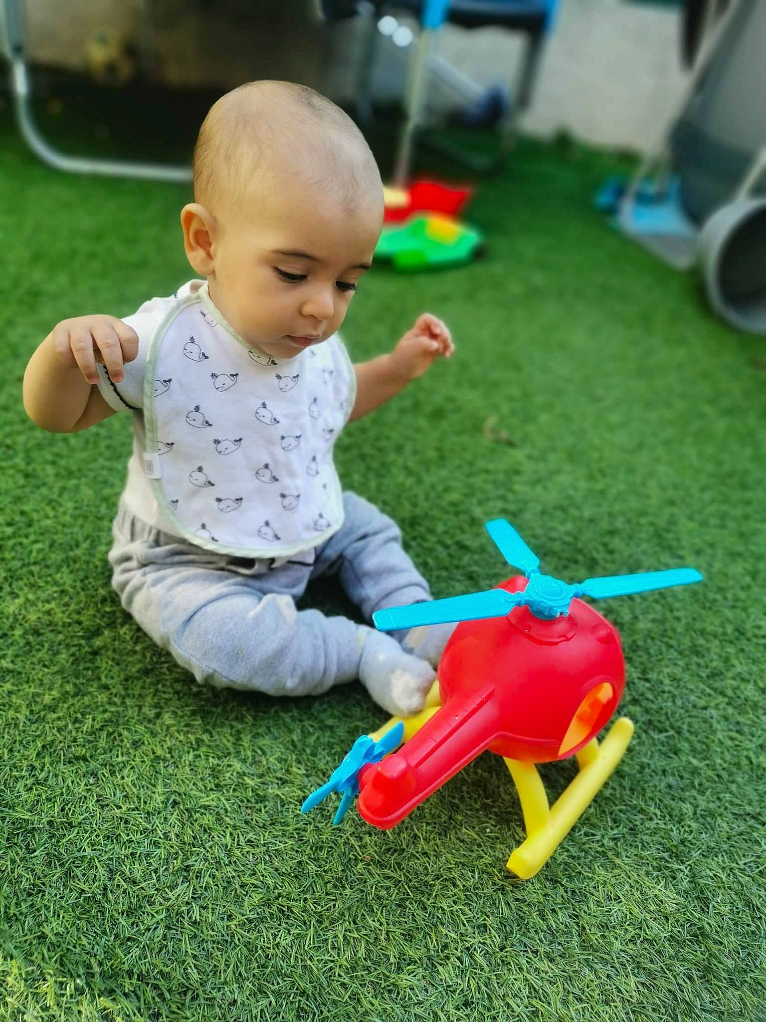 Ilyan a rejoint le concours — aidez-le/la à gagner de superbes lots ! baby, baby_toddler_clothing, baby_toys, child, flooring, fun, grass, happy, lawn, leisure, person, plastic, play, recreation, riding_toy, sitting, smile, toddler, toy, toy_vehicle