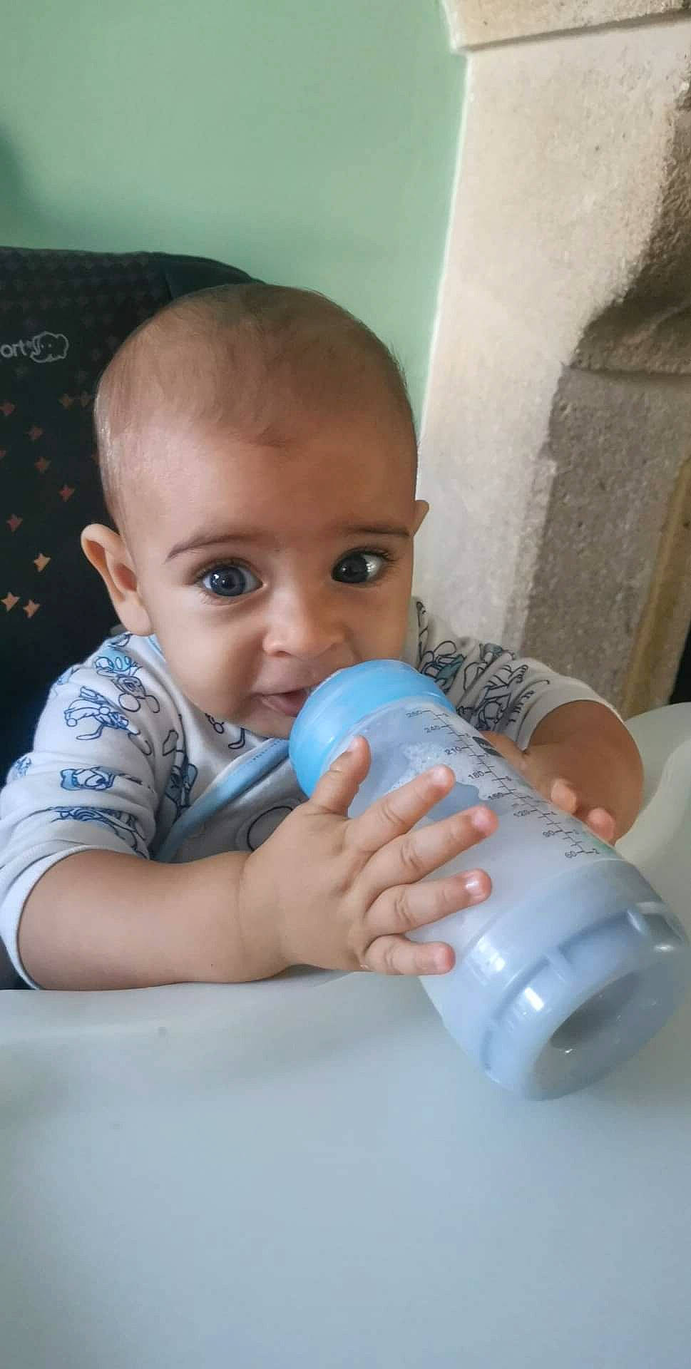 Ilyan a rejoint le concours — aidez-le/la à gagner de superbes lots ! baby, baby_bottle, baby_products, baby_toddler_clothing, bottled_water, child, drink, drinking, drinking_water, drinkware, electric_blue, hand, nail, person, plastic, plastic_bottle, skin, thumb, toddler, water