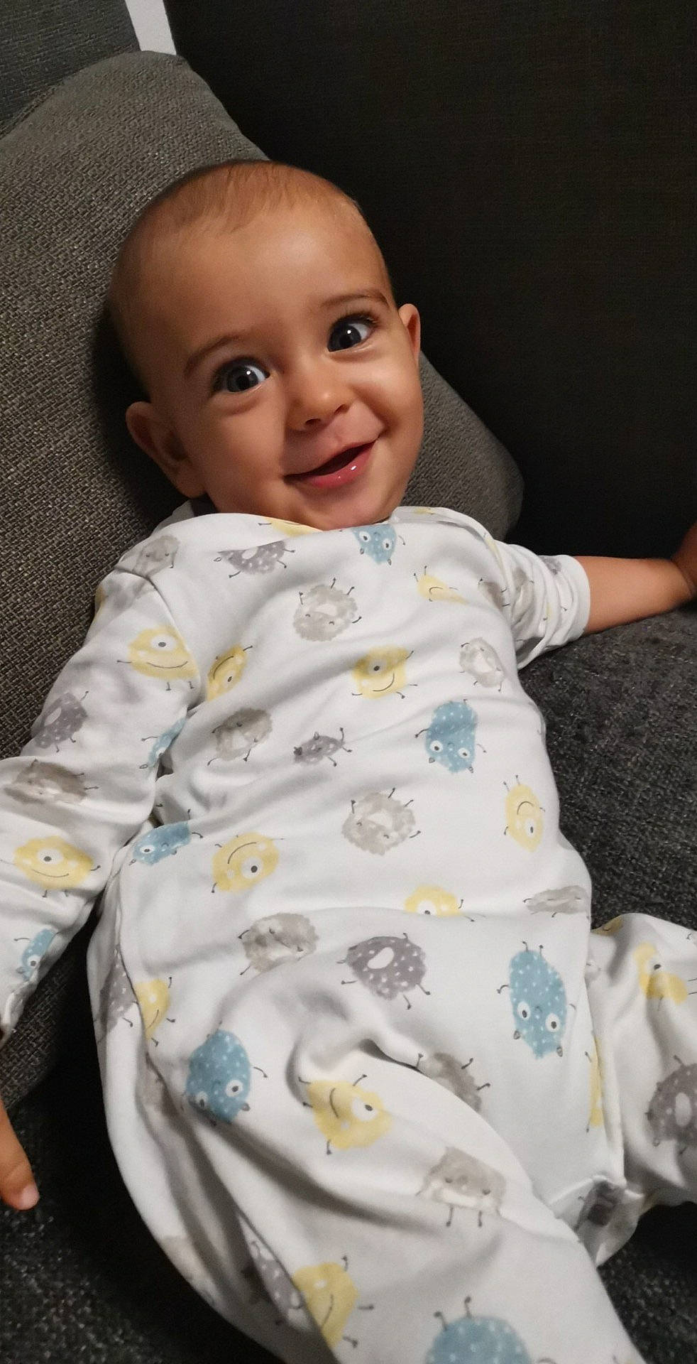 Ilyan participe au concours pour gagner de l'argent avec cette photo : baby, baby_safety, baby_toddler_clothing, cheek, child, comfort, eye, eyebrow, facial_expression, happy, iris, joy, linens, nose, person, room, sitting, skin, sleeve, smile