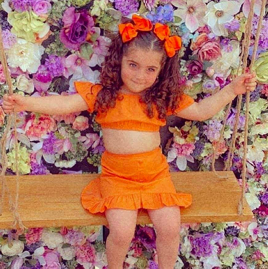 Princessa participe au concours pour gagner de l'argent avec cette photo : baby_toddler_clothing, cut_flowers, event, fashion, floral_design, flower, flower_arranging, fun, happy, headpiece, joy, magenta, peach, person, petal, pink, plant, purple, smile, textile
