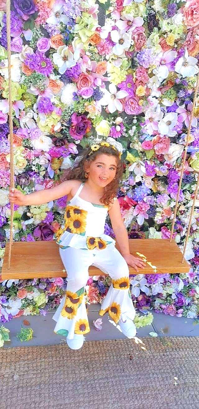 Princessa participe au concours pour gagner de l'argent avec cette photo : cut_flowers, event, floral_design, floristry, flower, flower_arranging, happy, high_heels, human_leg, joy, magenta, pattern, person, petal, pink, plant, purple, smile, textile, thigh