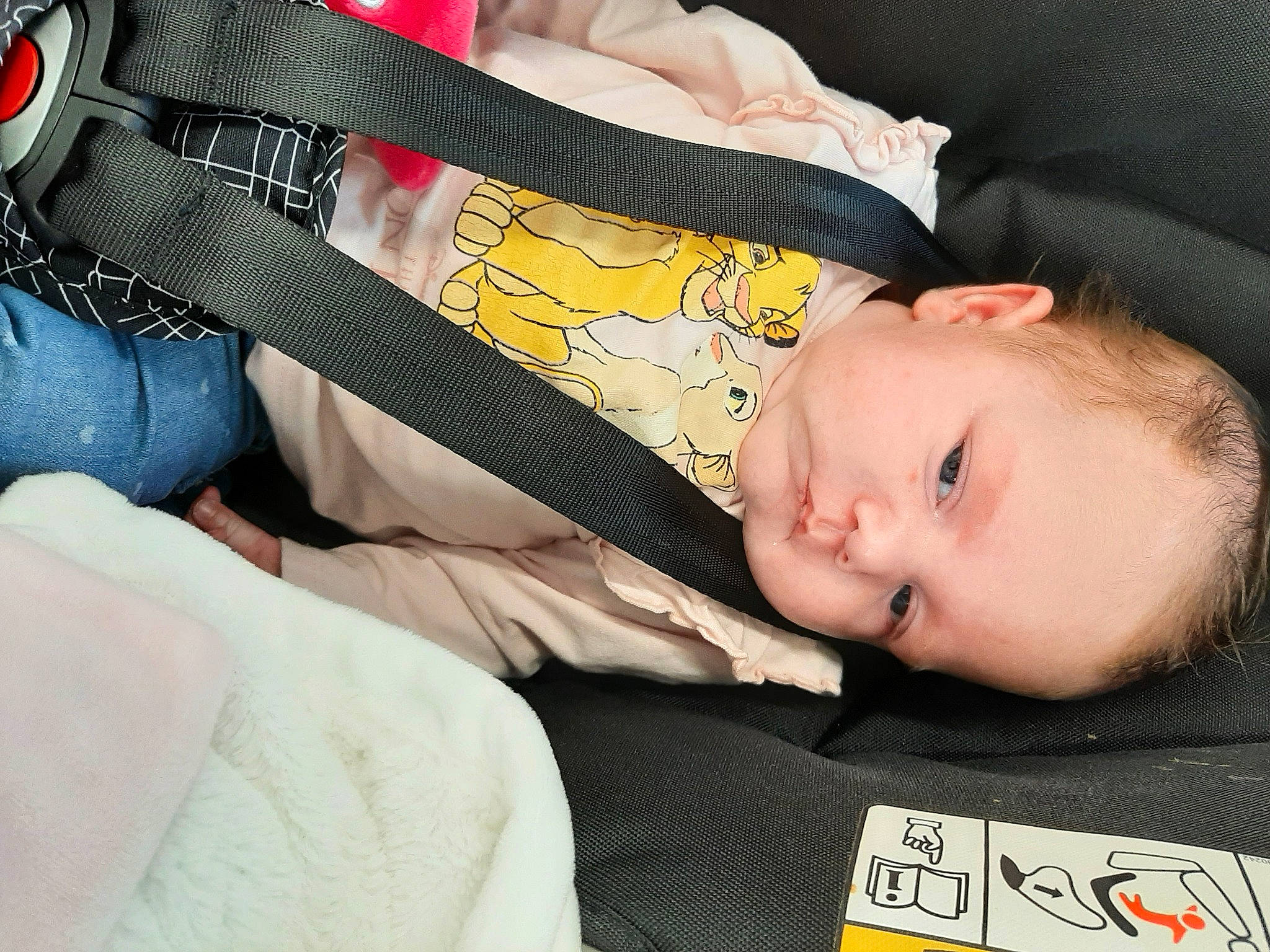 Iyana a rejoint le concours — aidez-le/la à gagner de superbes lots ! auto_part, baby, baby_products, baby_toddler_clothing, car_seat, child, comfort, elbow, lap, linens, musical_instrument_accessory, nail, pattern, person, sitting, sleeve, toddler