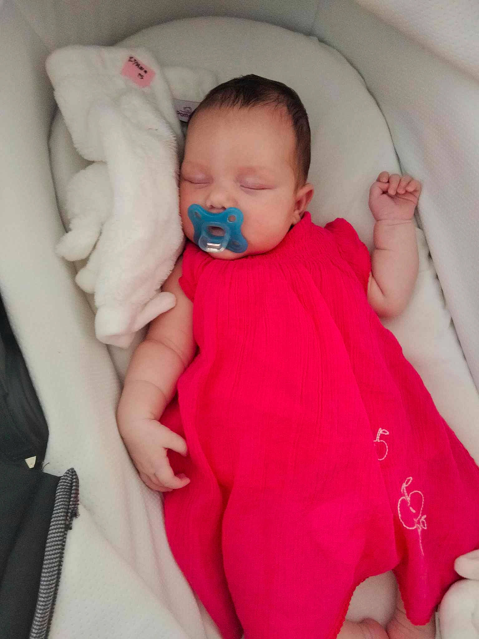 Iyana a rejoint le concours — aidez-le/la à gagner de superbes lots ! arm, baby, baby_sleeping, baby_toddler_clothing, cheek, comfort, face, finger, gesture, hand, human_body, leg, neck, person, pink, product, skin, sleeve, textile, thumb