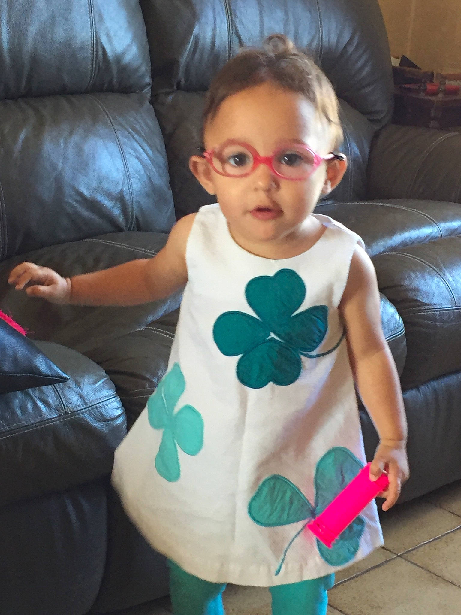 Mila a rejoint le concours — aidez-le/la à gagner de superbes lots ! arm, baby, child, cool, ear, face, fictional_character, glasses, green, head, neck, pattern, person, plant, skin, sleeve, smile, t_shirt, textile, toddler