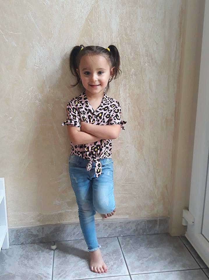 Aylin participe au concours pour gagner de l'argent avec cette photo : abdomen, child, clothing, denim, jeans, joy, leg, person, shoulder, sleeve, standing, t_shirt, toddler, trousers, trunk, waist