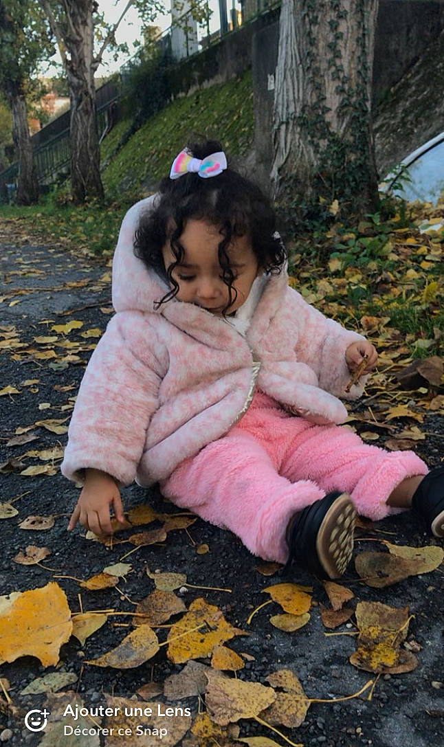 Mia a rejoint le concours — aidez-le/la à gagner de superbes lots ! baby, baby_toddler_clothing, botany, child, eye, foot, fun, grass, happy, human_body, leisure, people, people_in_nature, person, plant, sitting, soil, spring, toddler, tree