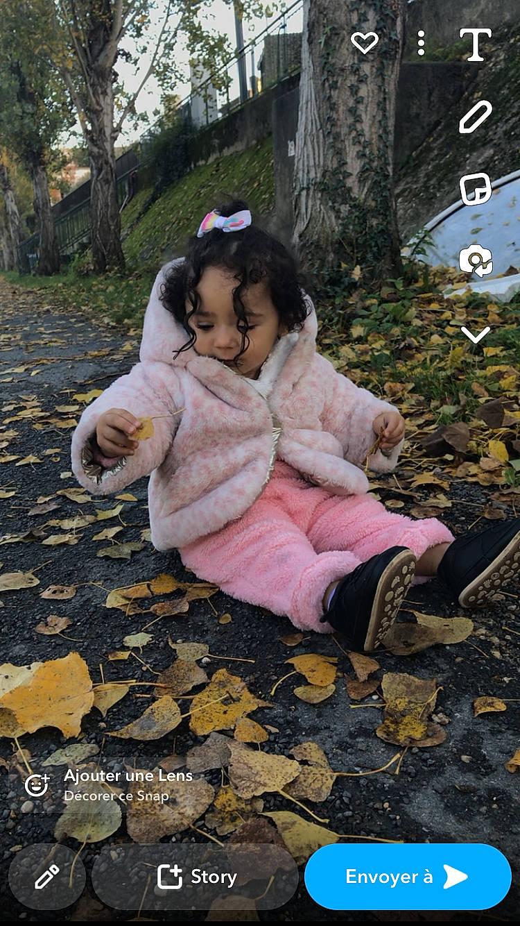 Mia a rejoint le concours — aidez-le/la à gagner de superbes lots ! adaptation, autumn, baby, child, fawn, fur, garden, grass, happy, leisure, people_in_nature, person, photo_caption, plant, sitting, soil, toddler, tree