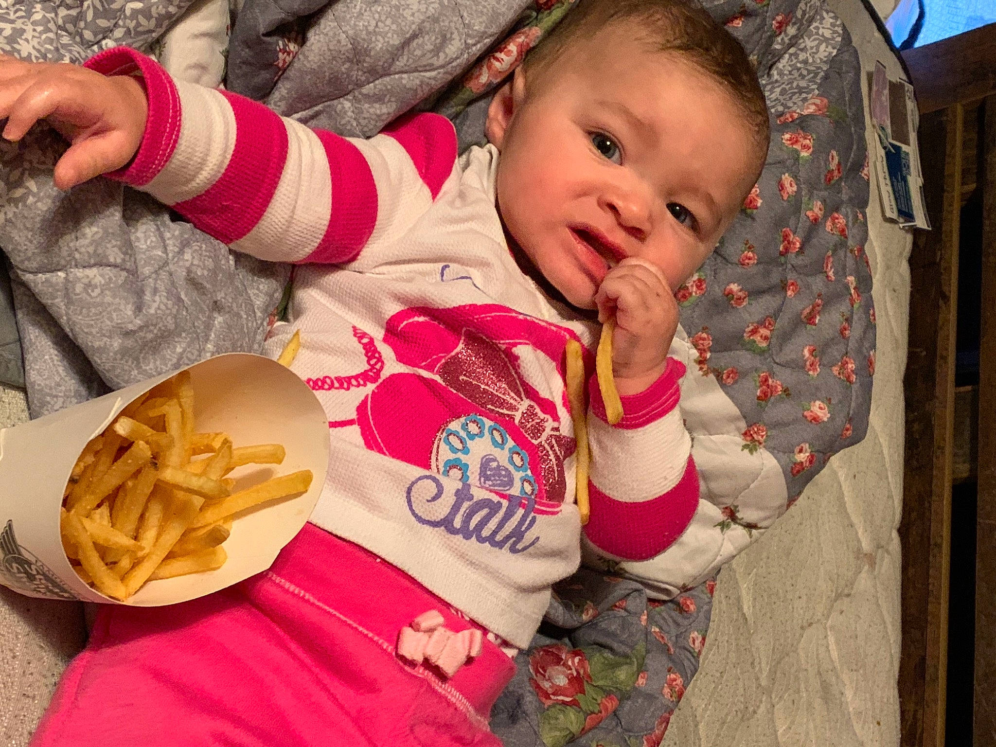 Astrid is registered to the contest to win money with this photo: baby, baby_toddler_clothing, beauty, cheek, child, face, finger, fun, happy, head, human, leaf, linens, mouth, person, red, sitting, skin, textile, toddler