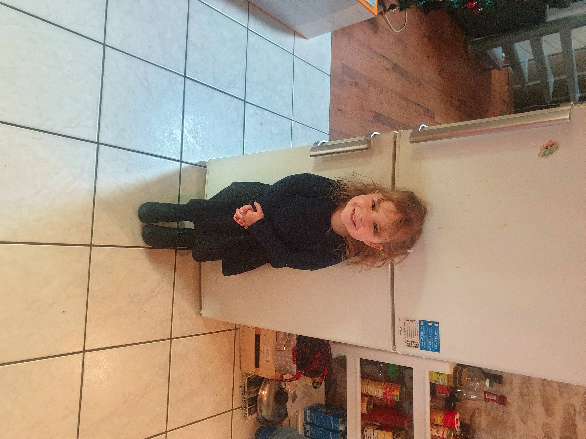 Gwenaelle participe au concours pour gagner de l'argent avec cette photo : ceiling, child, composite_material, flooring, hardwood, joy, person, room, shelf, shelving, smile, toddler, wall, wood