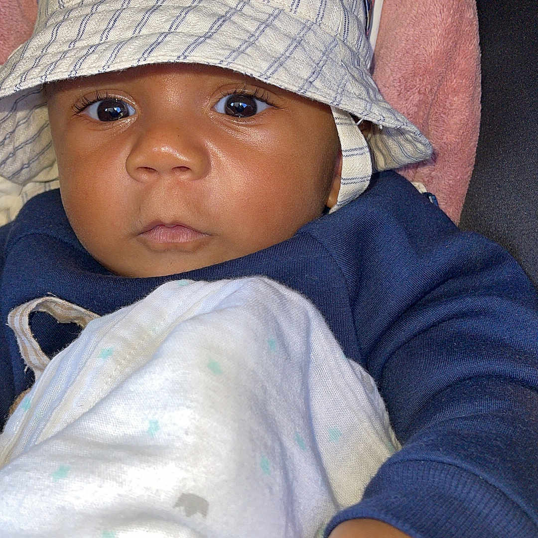 Charles Aaron a rejoint le concours — aidez-le/la à gagner de superbes lots ! accessories, baby, baseballcap, bodypart, bonnet, cap, clothing, face, finger, glasses, hand, hat, head, hood, hoodie, person, photography, portrait, sunglasses, sunhat