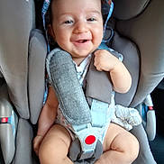 Anais participe au concours pour gagner de l'argent avec cette photo : baby, car_seat, smiling, child, infant, safety_harness, hat, cute, seat_belt, clothing, indoor, person, happy, young_child, baby_leg, baby_feet, car_interior, soft, comfort, seat