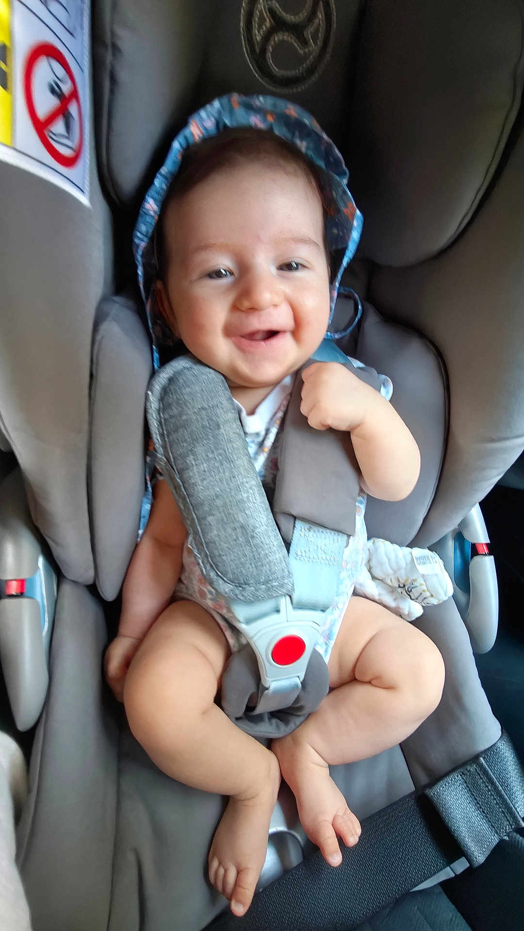 Anais participe au concours pour gagner de l'argent avec cette photo : baby, car_seat, smiling, child, infant, safety_harness, hat, cute, seat_belt, clothing, indoor, person, happy, young_child, baby_leg, baby_feet, car_interior, soft, comfort, seat