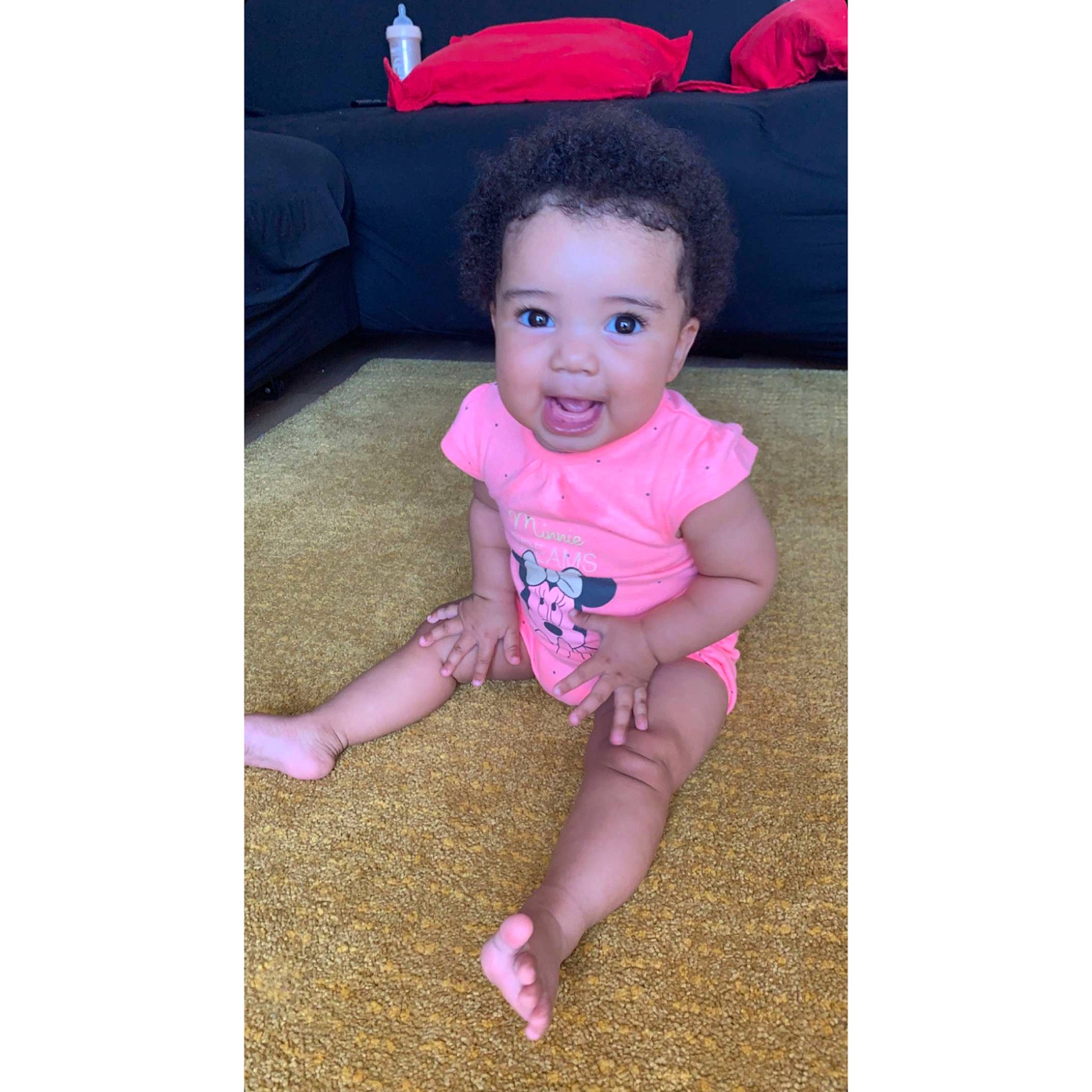 Coleen a rejoint le concours — aidez-le/la à gagner de superbes lots ! arm, baby, baby_toddler_clothing, cheek, electric_blue, eye, happy, head, human_body, magenta, pattern, person, pink, product, purple, skin, sleeve, smile, t_shirt, toddler