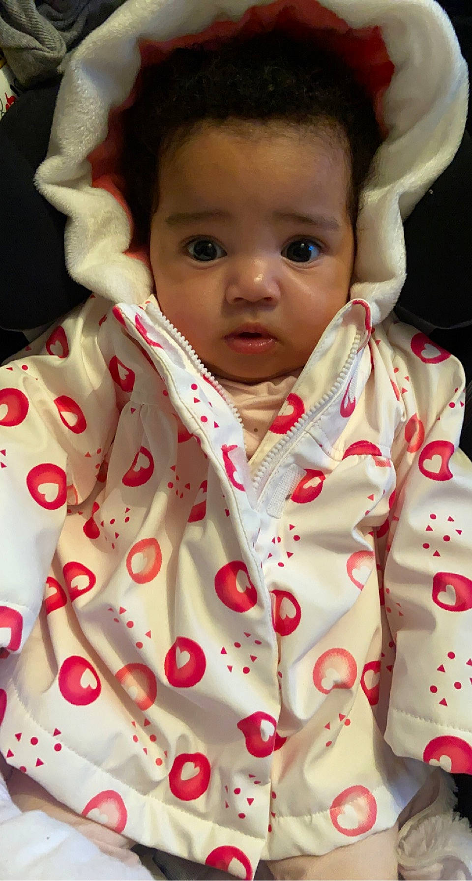 Coleen a rejoint le concours — aidez-le/la à gagner de superbes lots ! arm, baby_toddler_clothing, cheek, chin, eye, face, facial_expression, hairstyle, hand, happy, head, human, lip, mouth, neck, nose, organ, outerwear, person, skin