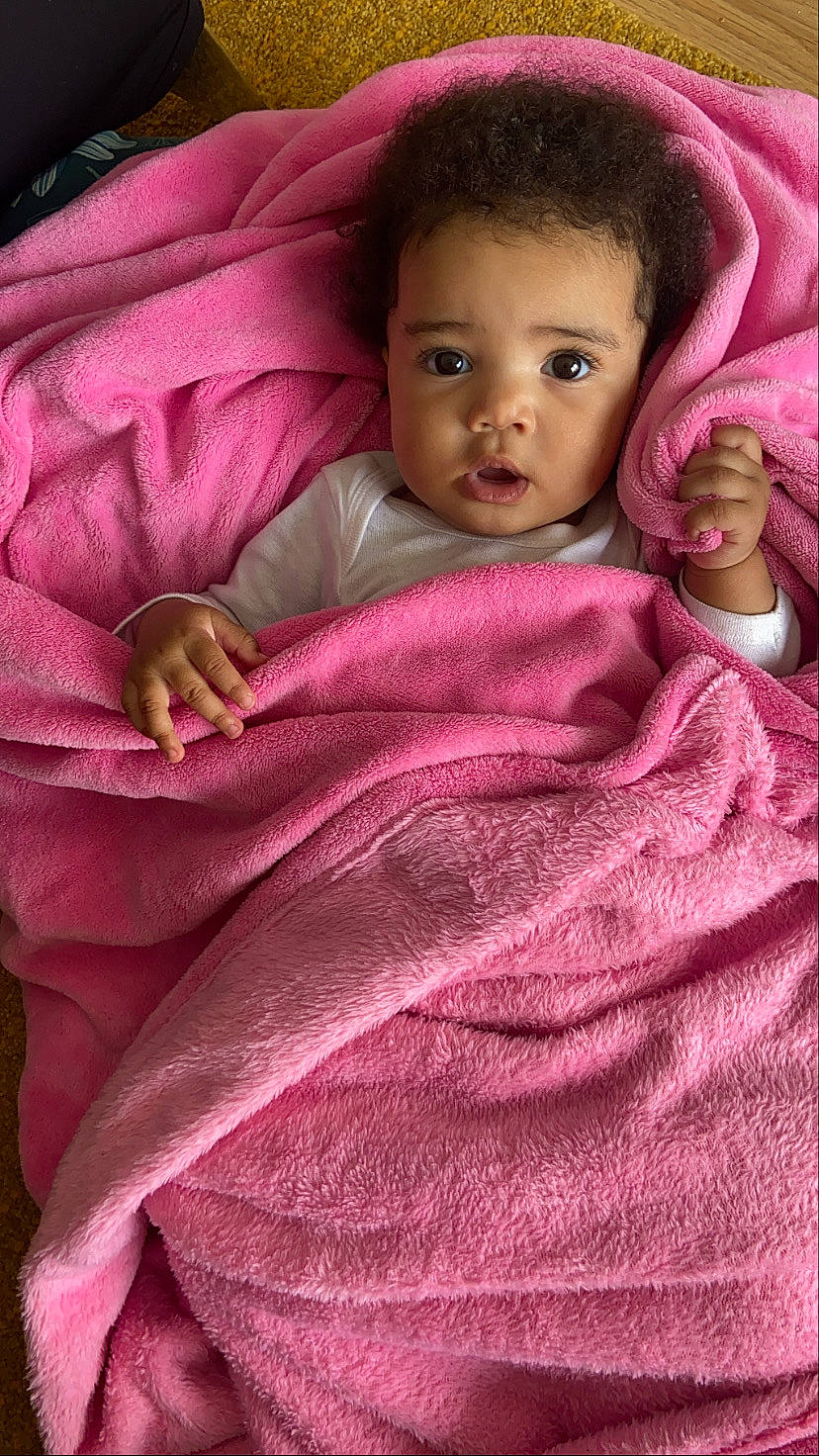 Coleen participe au concours pour gagner de l'argent avec cette photo : cheek, chin, comfort, eye, eyebrow, face, facial_expression, hand, head, human_body, lip, mouth, neck, nose, person, pink, purple, skin, sleeve, smile