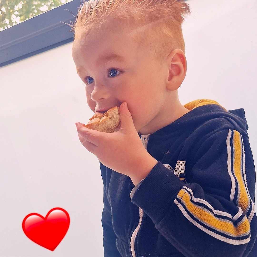 Liam a rejoint le concours — aidez-le/la à gagner de superbes lots ! bodypart, boy, bread, child, cookie, cream, dessert, eating, face, finger, food, hand, head, icing, male, person, photography, portrait, sweets, symbol