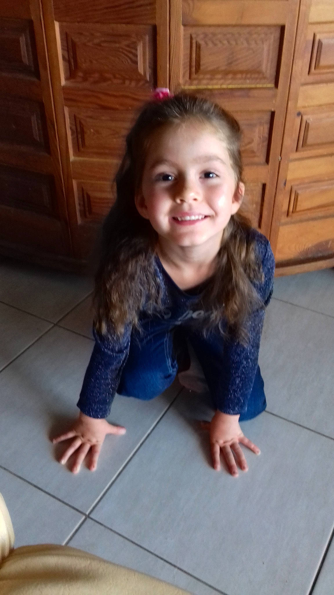 Louanne participe au concours pour gagner de l'argent avec cette photo : child, day, floor, flooring, fun, girl, hair, hairstyle, joy, person, play, sitting, smile, standing, textile, toddler