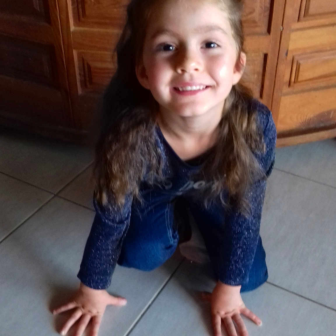 Louanne participe au concours pour gagner de l'argent avec cette photo : child, day, floor, flooring, fun, girl, hair, hairstyle, joy, person, play, sitting, smile, standing, textile, toddler