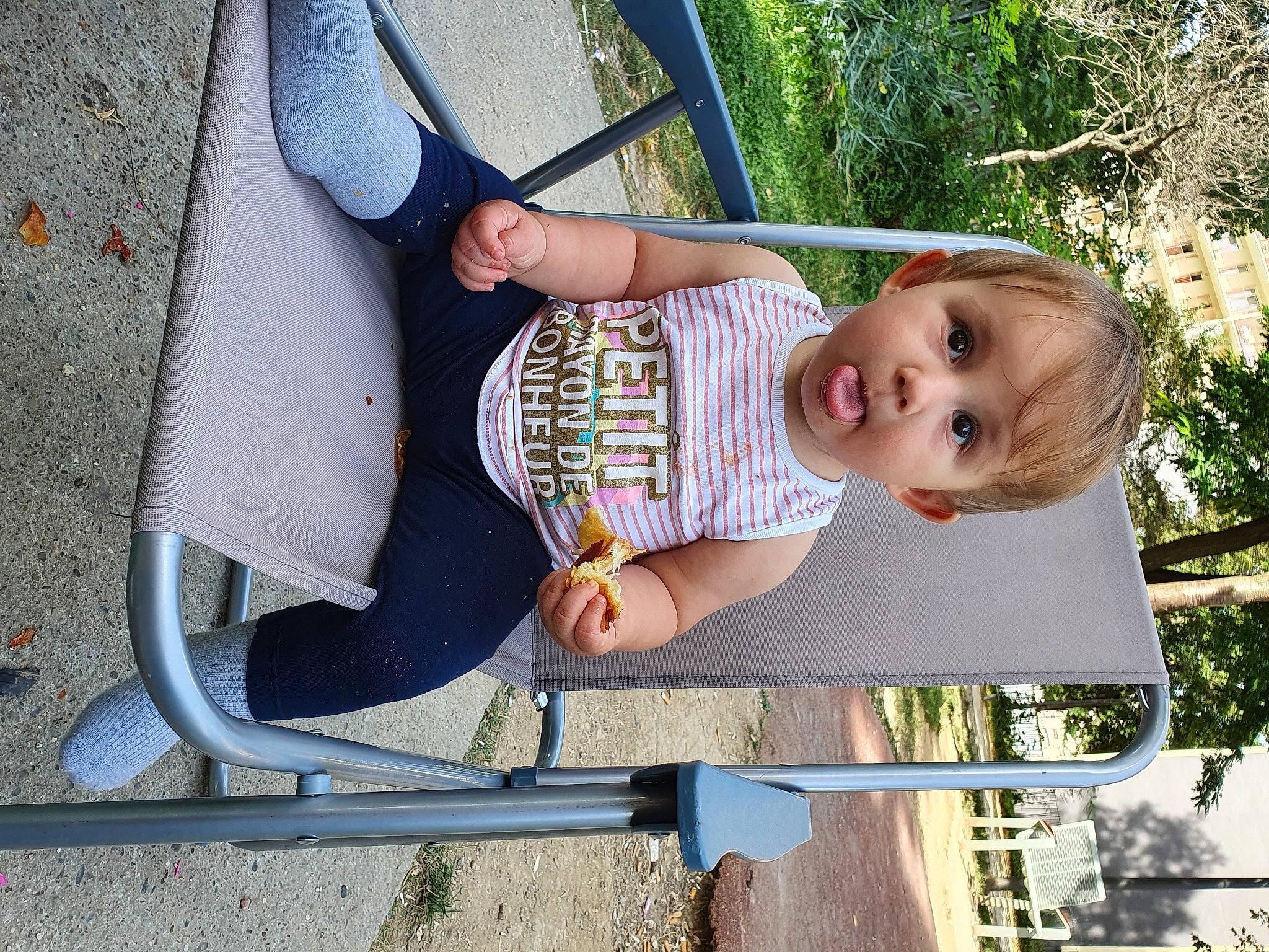 Louna participe au concours pour gagner de l'argent avec cette photo : baby, baby_toddler_clothing, child, fun, grass, green, happy, leisure, people_in_nature, person, photograph, plant, product, public_space, recreation, sitting, snapshot, surprise, toddler, tree