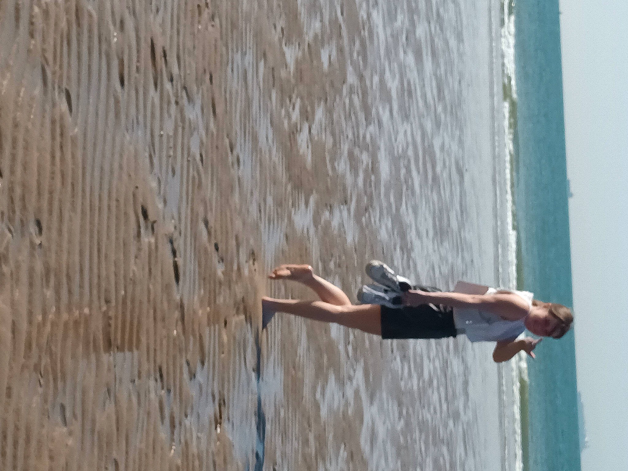 Lisa a rejoint le concours — aidez-le/la à gagner de superbes lots ! beach, elbow, hardwood, human_leg, lake, leg, leisure, ocean, person, plywood, recreation, sky, tree, waist, wall, water, wave, wind_wave, window, wood