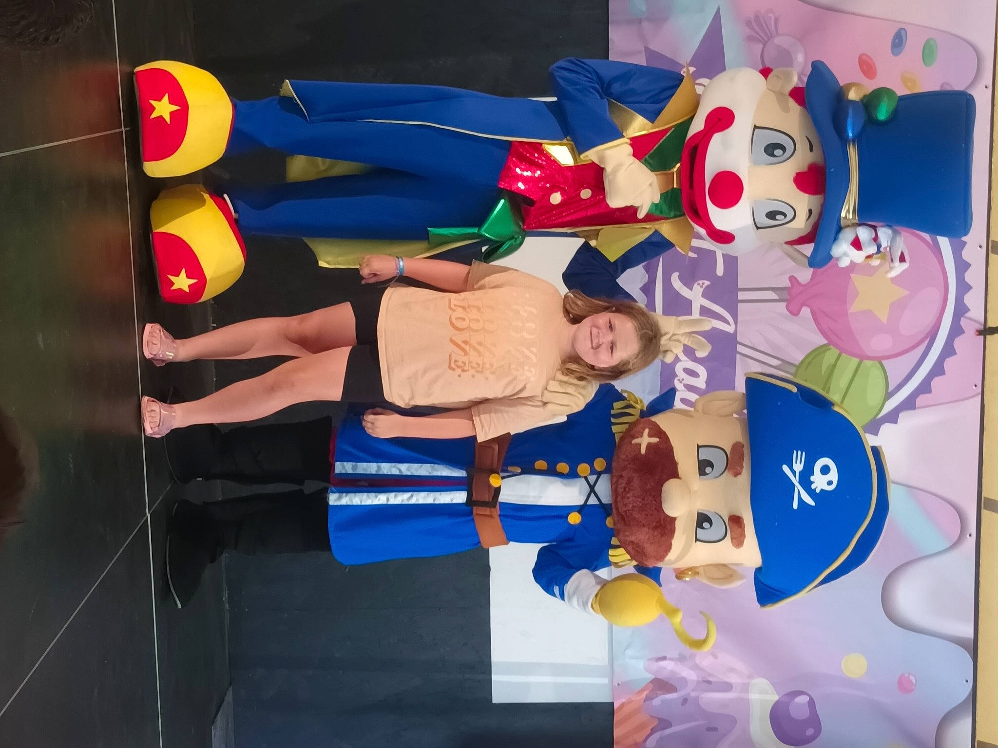 Chloé a rejoint le concours — aidez-le/la à gagner de superbes lots ! animation, art, child, electric_blue, event, fiction, fictional_character, fun, gesture, joy, person, room, smile, visual_arts