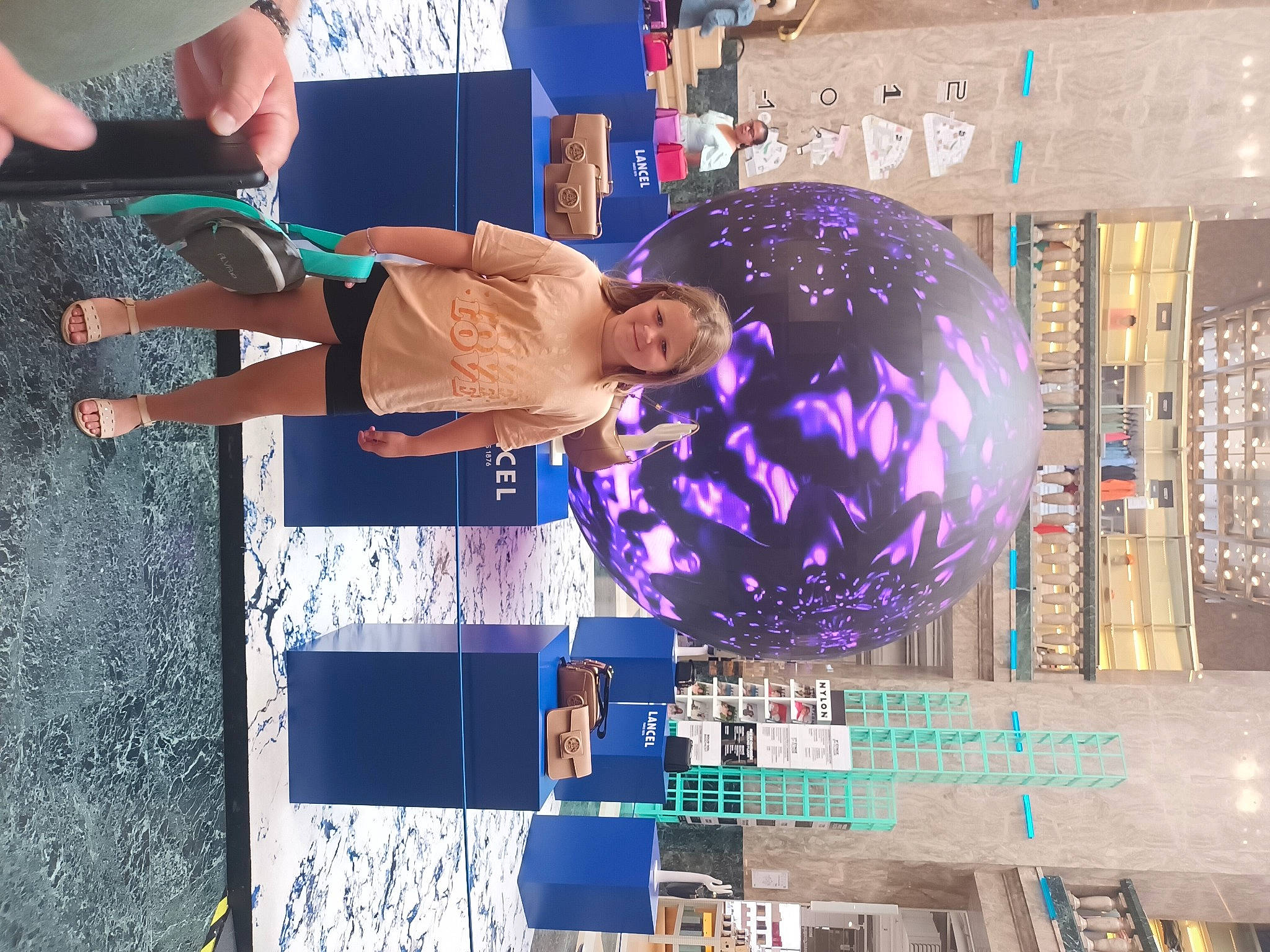 Chloé participe au concours pour gagner de l'argent avec cette photo : blue, circle, electric_blue, engineering, fun, glass, joy, leisure, machine, magenta, person, purple, retail, science, shorts, space, sphere, t_shirt, world