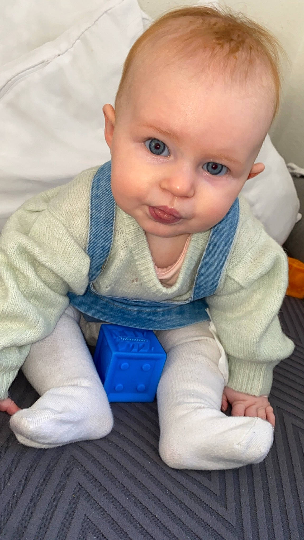 Lya participe au concours pour gagner de l'argent avec cette photo : arm, azure, baby, baby_toddler_clothing, cheek, child, comfort, finger, floor, flooring, grey, hand, human_body, iris, nose, person, skin, sleeve, thumb, toddler