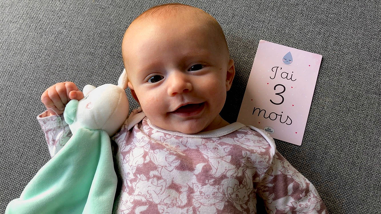 Ana a rejoint le concours — aidez-le/la à gagner de superbes lots ! baby, baby_products, baby_toddler_clothing, cheek, child, eyelash, face, facial_expression, gesture, hairstyle, happy, iris, joy, lip, nose, person, pink, product, skin, sleeve