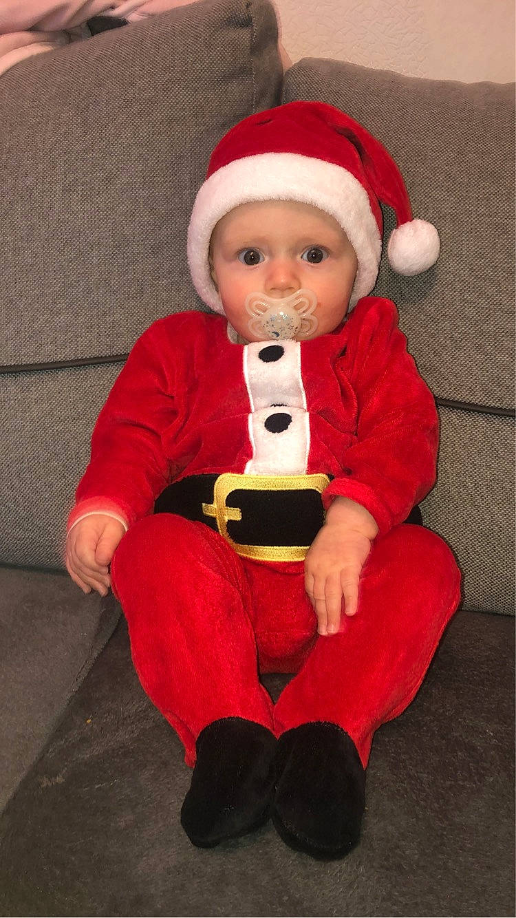 Ana participe au concours pour gagner de l'argent avec cette photo : baby, baby_toddler_clothing, carmine, child, christmas, comfort, event, fictional_character, fur, glove, headwear, holiday, human_body, knee, lap, person, santa_claus, sitting, sleeve, stuffed_toy