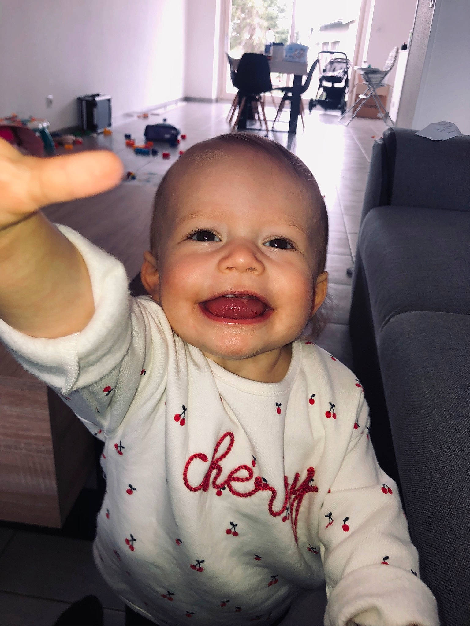 Ana a rejoint le concours — aidez-le/la à gagner de superbes lots ! baby, baby_toddler_clothing, chair, cheek, child, comfort, eyebrow, flooring, gesture, happy, joy, mouth, nose, person, product, sitting, skin, sleeve, smile, t_shirt