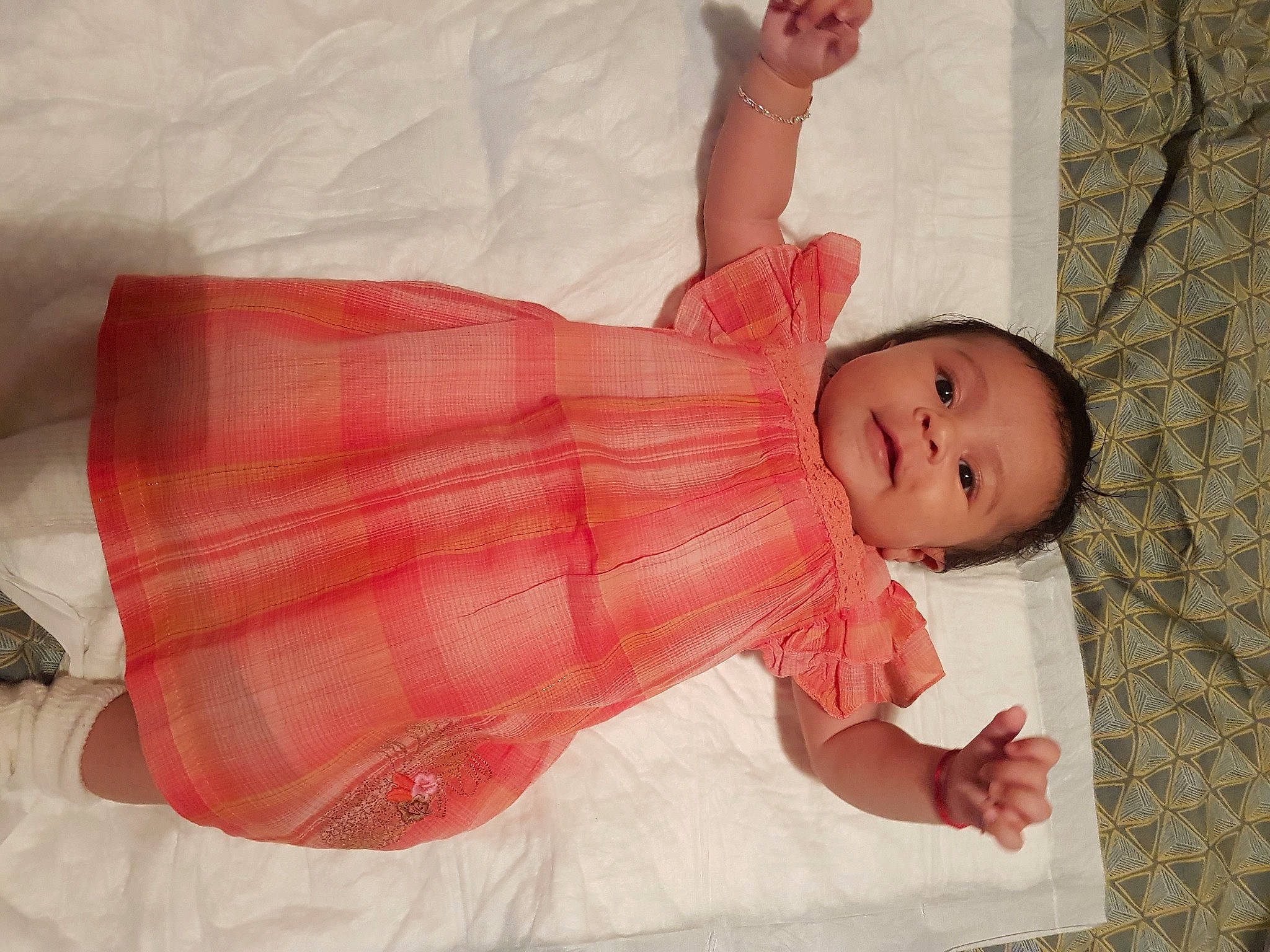 Malak participe au concours pour gagner de l'argent avec cette photo : baby, baby_products, baby_toddler_clothing, child, comfort, dress, finger, foot, human_body, human_leg, leg, pattern, peach, person, pink, skin, sleeve, sock, textile, toddler