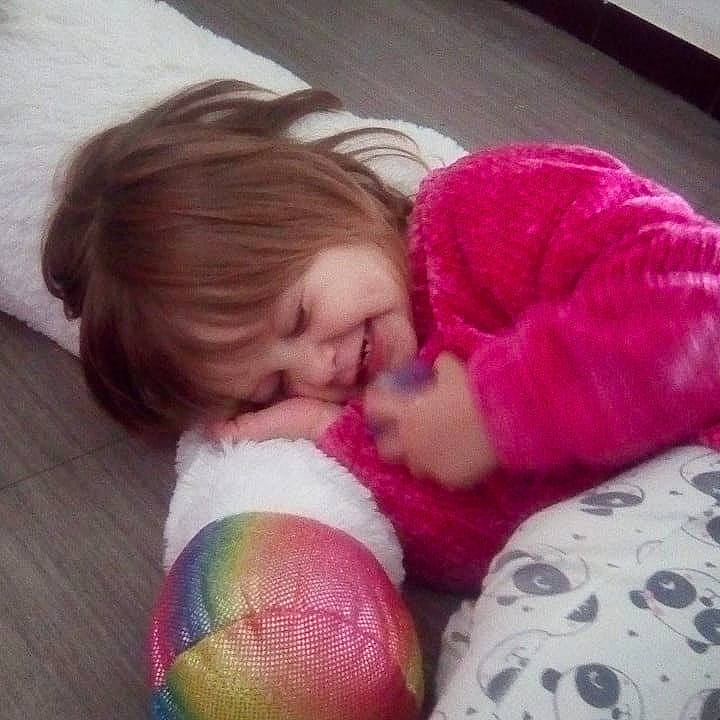 Ema a rejoint le concours — aidez-le/la à gagner de superbes lots ! baby, birth, cheek, child, hand, hug, interaction, joy, nap, person, pink, play, sleep, toddler, wool