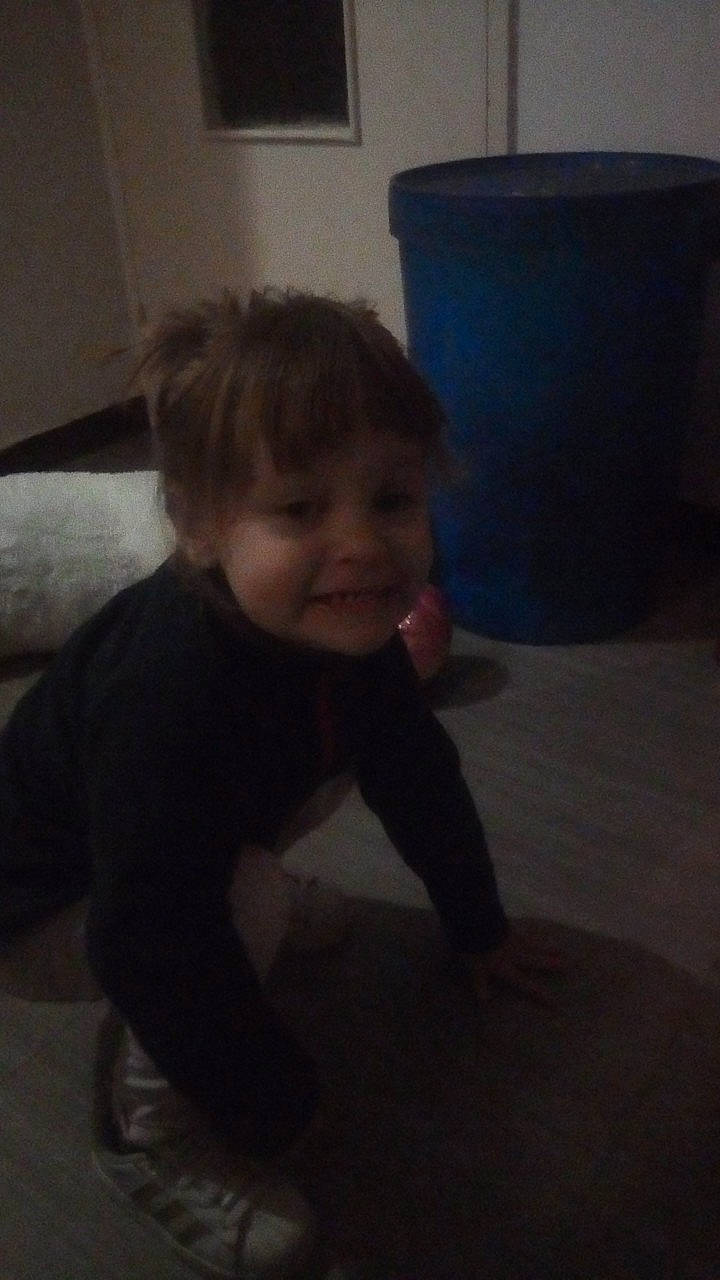 Ema a rejoint le concours — aidez-le/la à gagner de superbes lots ! arm, baby, cheek, child, crawling, eye, face, facial_expression, floor, forehead, fun, head, joy, nose, organ, person, sitting, skin, smile, snapshot