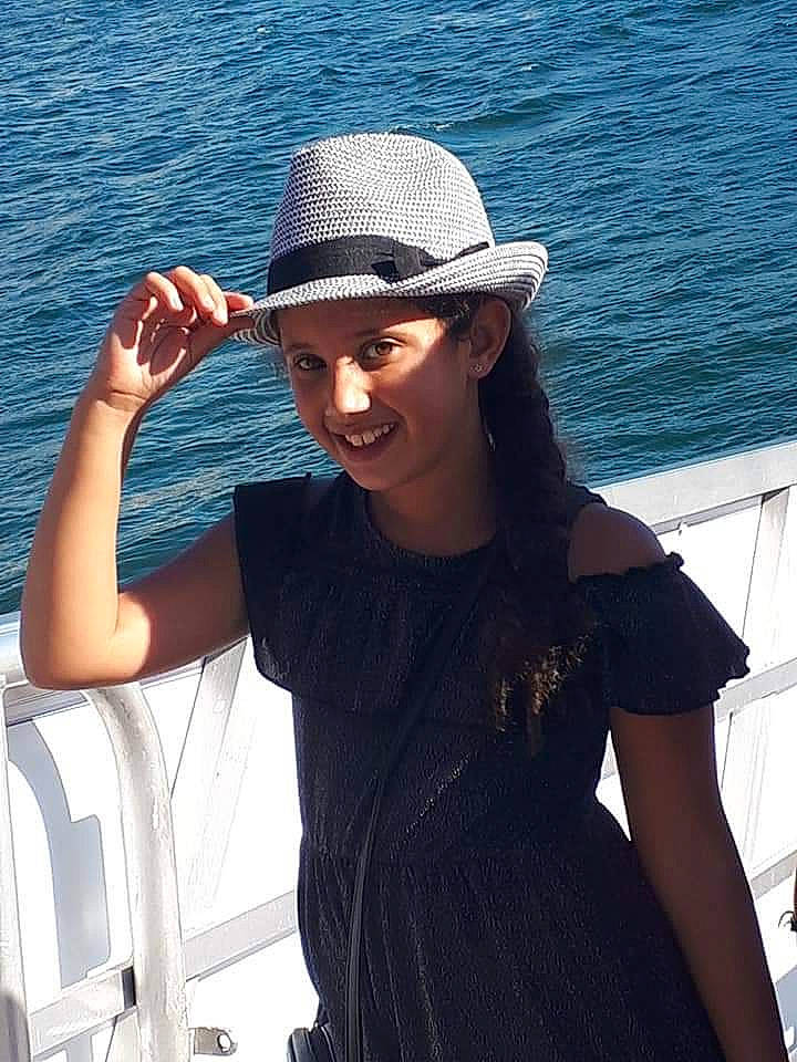 Tania participe au concours pour gagner de l'argent avec cette photo : cool, eyewear, fashion_accessory, fedora, hat, headgear, headwear, joy, person, sun_hat, sunglasses, vacation