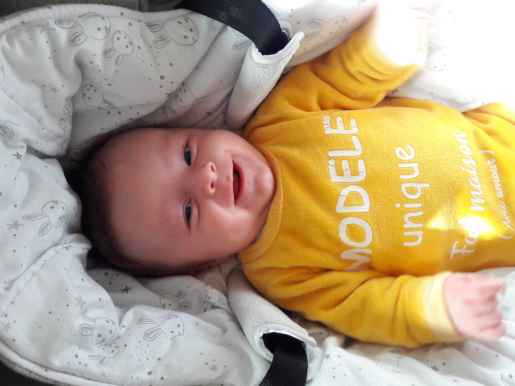 Cameron a rejoint le concours — aidez-le/la à gagner de superbes lots ! baby, baby_products, baby_toddler_clothing, cheek, child, comfort, hood, human, linens, person, skin, toddler