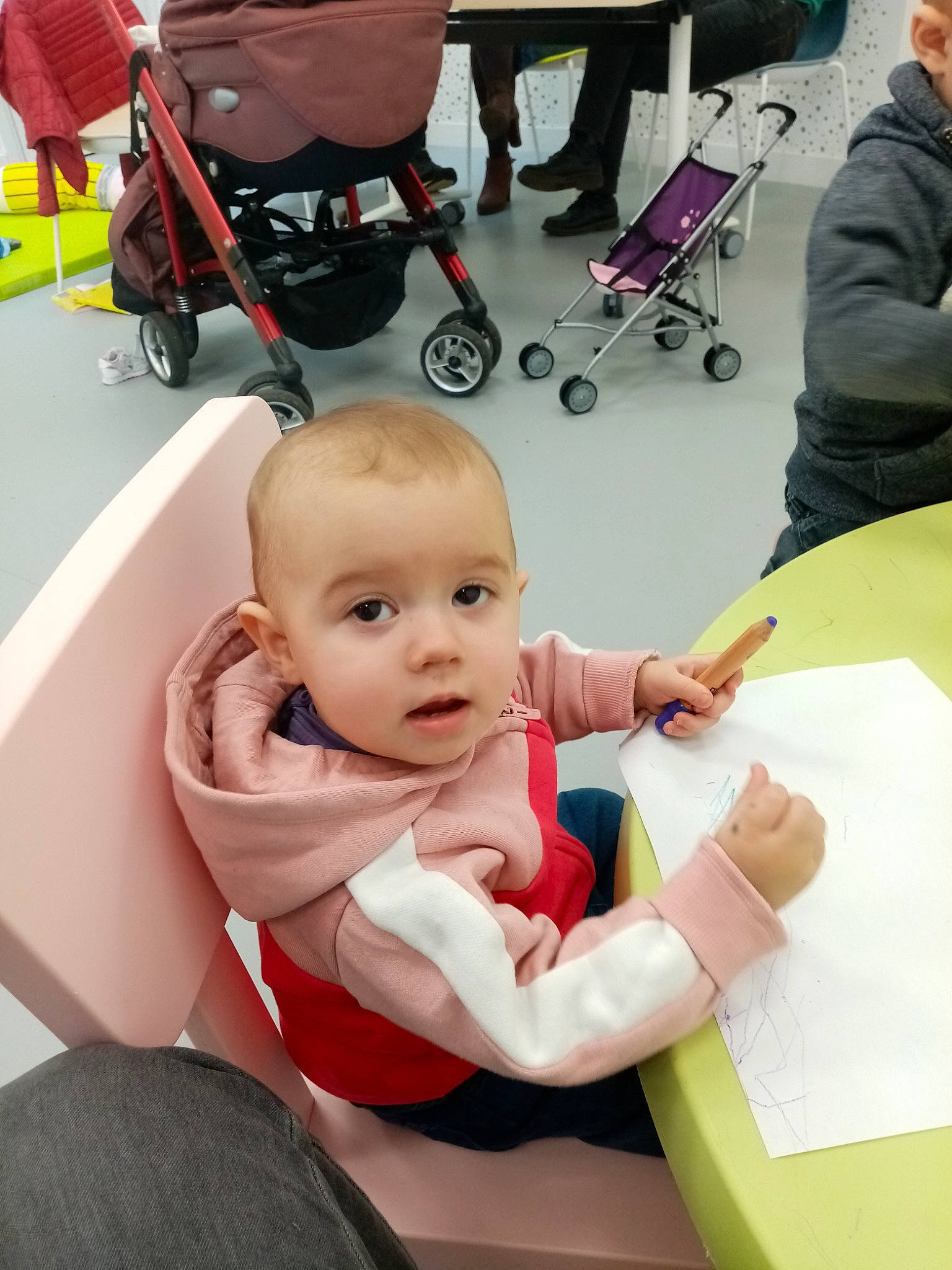 Yliana a rejoint le concours — aidez-le/la à gagner de superbes lots ! baby, beauty, black, chair, child, comfort, design, event, flooring, fun, lap, leisure, person, photograph, product, red, sitting, snapshot, toddler, wheel