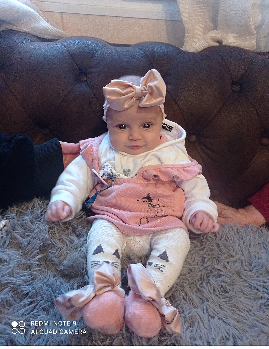 Kenly participe au concours pour gagner de l'argent avec cette photo : baby, cheek, child, comfort, couch, eye, face, foot, fur, grass, happy, head, headwear, human_body, human_leg, lap, living_room, person, sitting, thigh